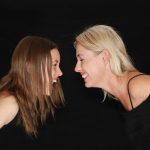 Kāpēc daži vecāki nevar beigt palīdzēt pieaugušajiem bērniem: psihologu skaidrojums