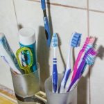 kas-notiek-ja-visas-gimenes-zobu-birstes-glabajat-viena-glaze.jpg