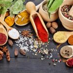 Kas palīdzēs stiprināt kaulus: nosaukti 10 ar kalciju bagāti garšaugi