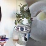 Meitene parādīja, kā noņemt skrāpējumus uz šķīvjiem: viņas video kļuva