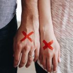 "Sarkanie karogi" attiecību sākumā: kādus signālus nevajadzētu ignorēt